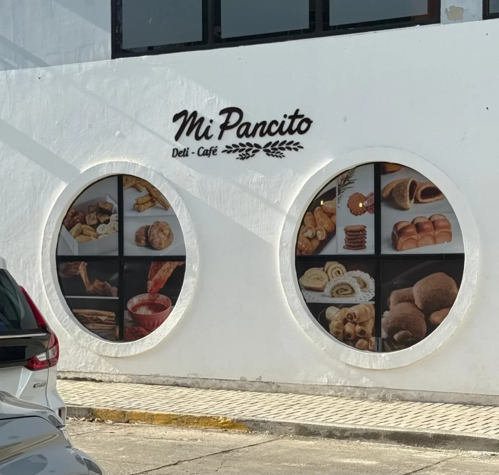 Fachada terminada de Mi Pancito, con rótulo y gráficas instaladas por CLUBNICA